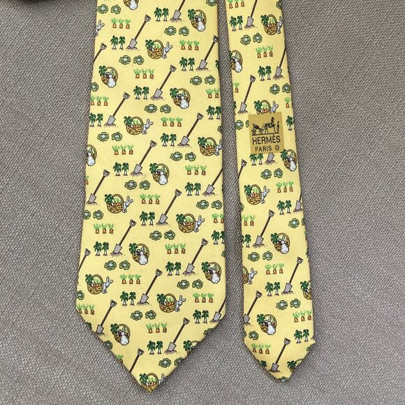 100% REAL HERMES TIE ~ YELLOW w FUN WHIMSICAL PETER RABBIT PLAYING IN GARDEN - Picture 4 of 7